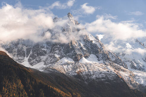 Schneebedeckte Berge durch die Wolken auf der Aiguille Du Midi, Mont Blanc, Chamonix, Frankreich - JAQF00871