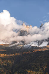 Wolkenlandschaft über dem Tal der Aiguille Du Midi, Mont Blanc, Chamonix, Frankreich - JAQF00873