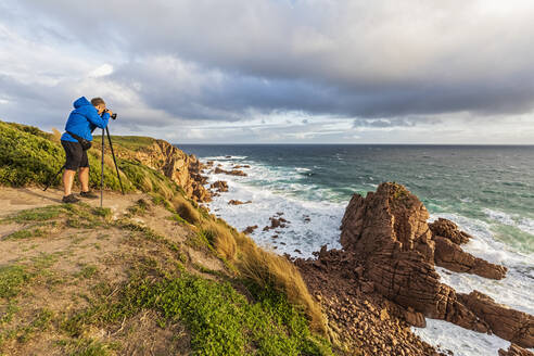 Tourist fotografiert vom Pinnacles Lookout aus - FOF12271