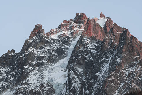 Idyllischer, felsiger, schneebedeckter Berg, Chamonix, Frankreich - JAQF00880