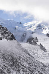 Blick auf den schneebedeckten Gletscher des Mont Blanc Massivs, Chamonix, Frankreich - JAQF00885