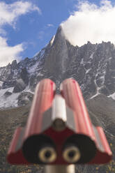 Münzferngläser vor dem Berg Aiguille du Dru, Chamonix, Frankreich - JAQF00893