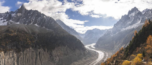 Schöne Aussicht auf die französischen Alpen mit dem Mer de Glace-Gletscher an einem sonnigen Tag, Chamonix, Frankreich - JAQF00894