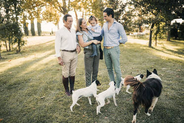 Familie mit Hunden bei der Freizeitgestaltung auf der Ranch - GRCF01085