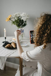 Frau fotografiert Tasse mit ihrem Smartphone - SEAF00030