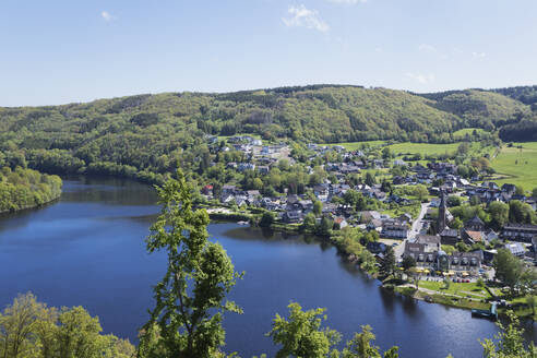 See bei Einruhr Stadtbild an sonnigem Tag, Eifel, Nordrhein-Westfalen, Deutschland - GWF07258