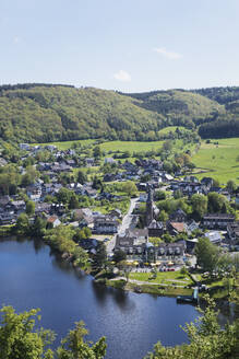 Einruhr Stadtbild am See an einem sonnigen Tag, Eifel, Nordrhein-Westfalen, Deutschland - GWF07259