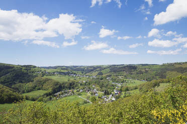 Dedenborn Dorf am Ruhrtal an einem sonnigen Tag, Simmerath, Eifel, Nordrhein-Westfalen, Deutschland - GWF07264