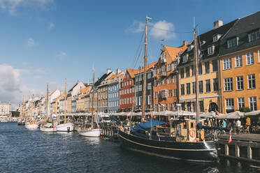 Boote im Hafen an einem sonnigen Tag, Nyhavn, Kopenhagen, Dänemark - DAWF02203