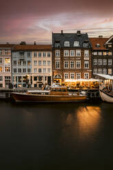 Häuser bei Booten im Nyhavn-Kanal in der Abenddämmerung, Kopenhagen, Dänemark - DAWF02208