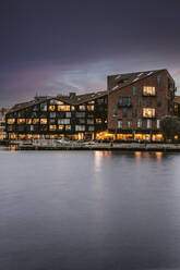 Beleuchtete Gebäude am Kanal in der Abenddämmerung, Kopenhagen, Dänemark - DAWF02209