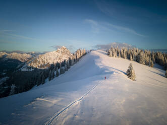 Frau beim Skifahren auf einem schneebedeckten Berg bei Sonnenaufgang, Schonkahler, Tirol, Österreich - MALF00359