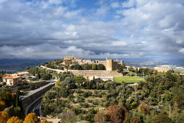 Landschaft und antike Gebäude in Montalcino und Valdorcia in der Toskana, Italien - AMF09303