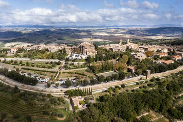 Landschaft von Montalcino mit Valdorcia-Tal in der Toskana, Italien - AMF09305