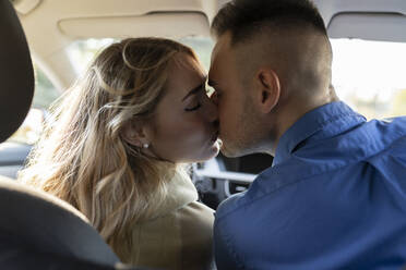 Romantisches Paar, das sich im Auto küsst - JCCMF04498