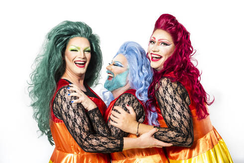 Cheerful drag queens with matching outfits against white background - GPF00179