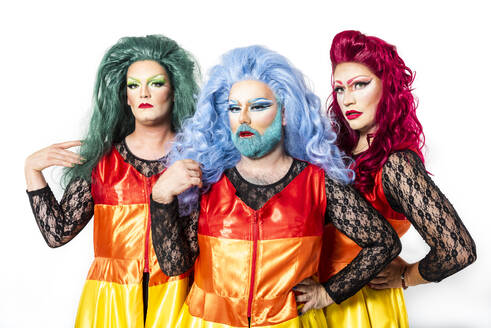 Drag Queens mit Hand auf den Hüften vor weißem Hintergrund - GPF00182