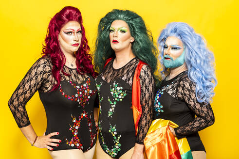 Drag queens against yellow background - GPF00192