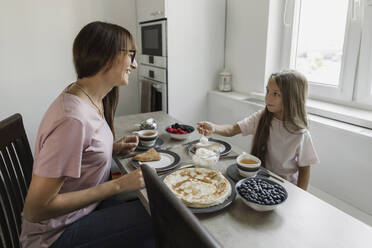 Mutter und Tochter beim Frühstück zu Hause - LLUF00347