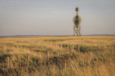 Deutschland, Hamburg, Graslandschaft des Nationalparks Hamburgisches Wattenmeer mit Leuchtfeuer Ostbake Neuwerk im Hintergrund - KEBF02068