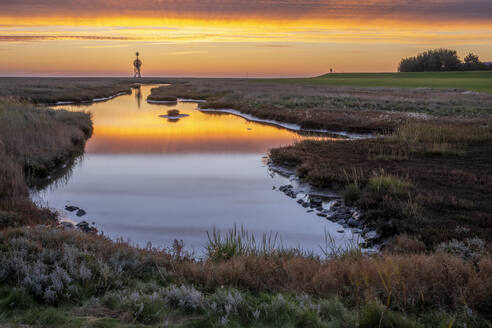 Deutschland, Hamburg, Küstenlandschaft des Nationalparks Hamburgisches Wattenmeer in der Abenddämmerung mit Leuchtfeuer Ostbake Neuwerk im Hintergrund - KEBF02070