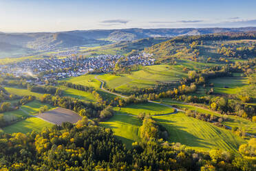 Stadtbild und malerische grüne Landschaft im Herbst, Deutschland - STSF03096