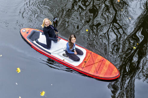 Freunde beim Paddleboarding auf der Rems in Baden-Württemberg, Deutschland - STSF03108