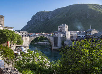 Die symbolträchtige Brücke Stari Most in Mostar - CAVF95173