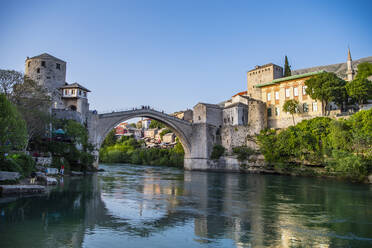 Die symbolträchtige Brücke Stari Most in Mostar - CAVF95174