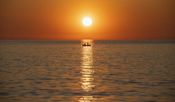 Idyllisches Bild eines Fischerbootes vor der untergehenden Sonne in Rovinj - CAVF95179
