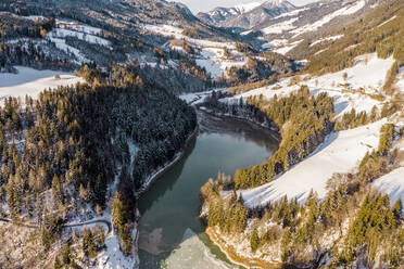 See inmitten von schneebedeckten Bergen in Kärnten, Österreich - DAWF02235