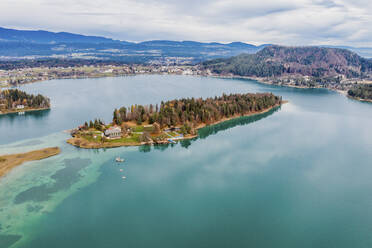 Blick auf den Faaker See und die Berge in Kärnten, Österreich - DAWF02239