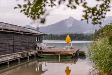 Hütte im Wasser am Faaker See, Kärnten, Österreich - DAWF02245