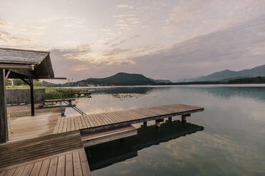 Steg über den See am Faaker See, Kärnten, Österreich - DAWF02247