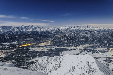 Feuer inmitten der schneebedeckten Berge bei Villach, Kärnten, Österreich - DAWF02250