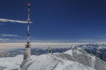 Funkturm Dobratsch unter blauem Himmel bei Villach, Kärnten, Österreich - DAWF02251