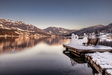 Spiegelung der Berge im Millstatter See, Trebesing, Kärnten, Österreich - DAWF02280