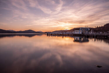 See unter dramatischem Himmel in Klagenfurt, Kärnten, Österreich - DAWF02293