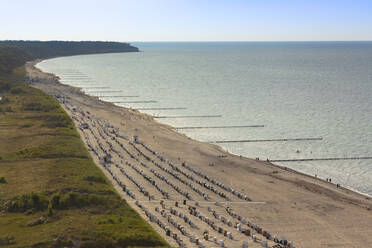 Landschaftlicher Blick auf den Strand mit Kapuzenstühlen - FCF02016