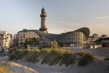 Historischer Leuchtturm und Teepott-Restaurant in Warnemünde, Mecklenburg-vorpommern, Deutschland - FCF02017