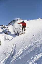 Touristen beim Skifahren auf einem schneebedeckten Berg - JAQF00907