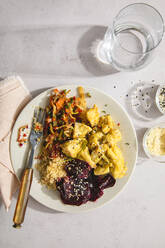 Mariniertes Hühnerfleisch und Gemüse, garniert mit Quinoa, serviert auf dem Tisch - FLMF00703