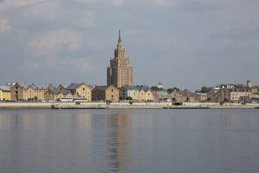 Lettland, Riga, Fluss Daugava mit der Uferpromenade der Stadt im Hintergrund - FCF02019