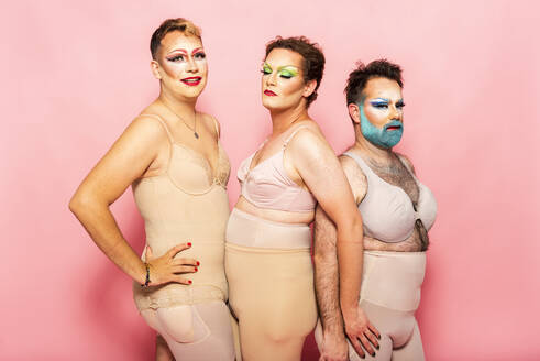 Drag queens in shapewear by pink background - GPF00213