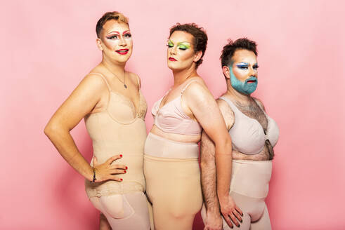 Drag Queens in Shapewear vor rosa Hintergrund - GPF00213