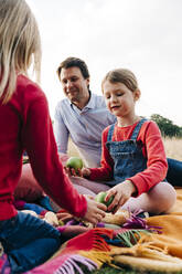 Töchter essen mit Eltern beim Picknick - ASGF01673
