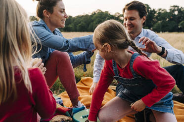 Familie genießt gemeinsames Picknick im Park - ASGF01689