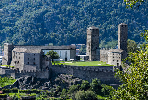 Schweiz, Tessin, Bellinzona, Castelgrande mit bewaldetem Bergrücken im Hintergrund - RUNF04666