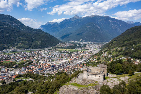Schweiz, Tessin, Bellinzona, Luftaufnahme der Burg Sasso Corbaro mit Blick auf die darunter liegende Stadt - RUNF04669