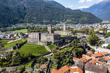 Schweiz, Tessin, Bellinzona, Castelgrande und Umgebung im Sommer - RUNF04670